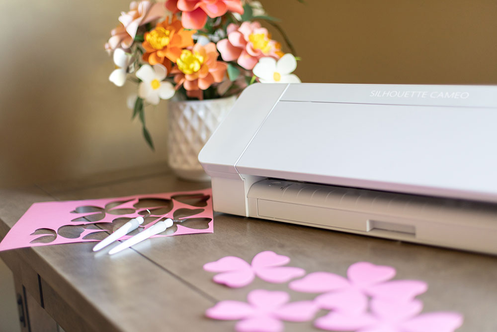 Silhouette Cameo 4 Plus 15’ - White